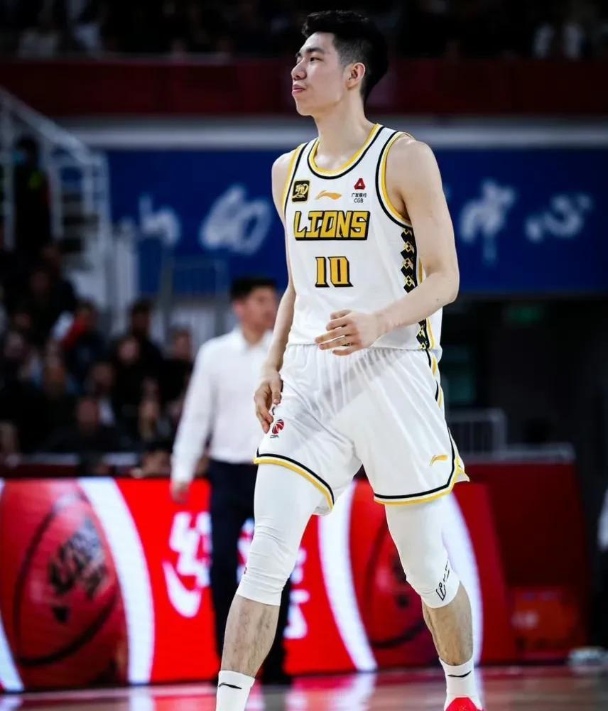 胡金秋27分广厦击败辽宁赵睿26分新疆胜吉林(cba广厦轻取吉林 胡金秋21+10)