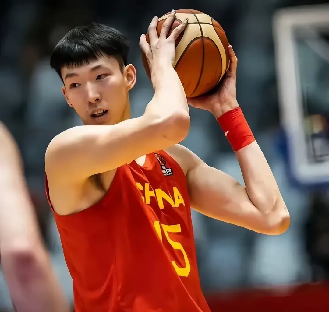 中国男篮NBA夏联集锦周琦17分9板，中国男篮胜黄蜂(中国男篮乔帅个人资料)