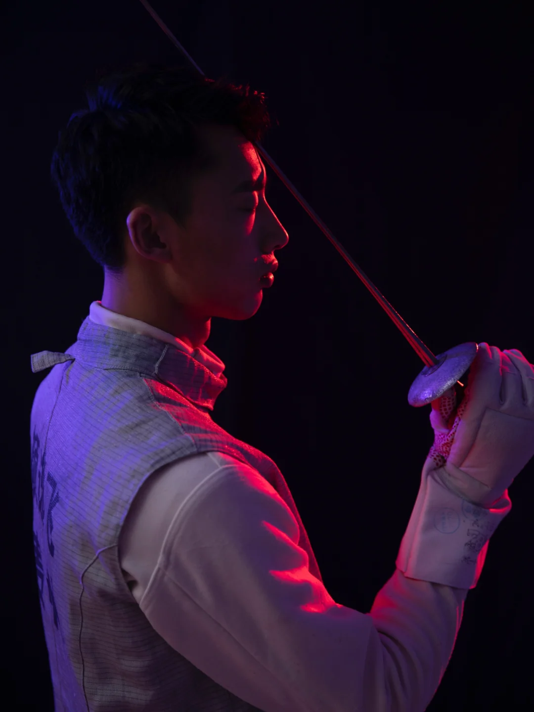 白俄罗斯男子击剑选手技压群雄，夺魁(中国女子击剑冠军)
